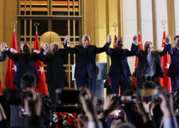 الرئيس أردوغان مع قادة تحالف الجمهور من أمام المجمع الرئاسي التركي