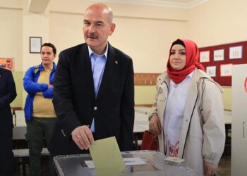 وزير الداخلية التركي يدلي بصوته في الانتخابات الرئاسية