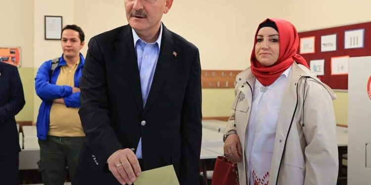 وزير الداخلية التركي يدلي بصوته في الانتخابات الرئاسية