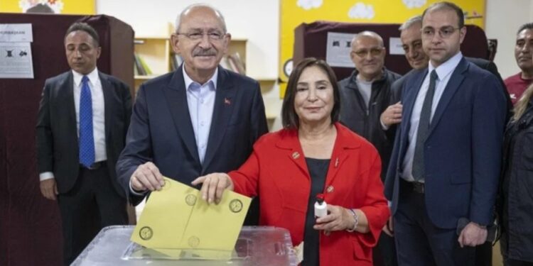 قليجدار أوغلو يدلي بصوته في أنقرة