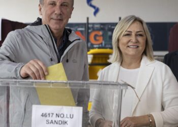 محرم إينجه يدلي بصوته في أنقرة