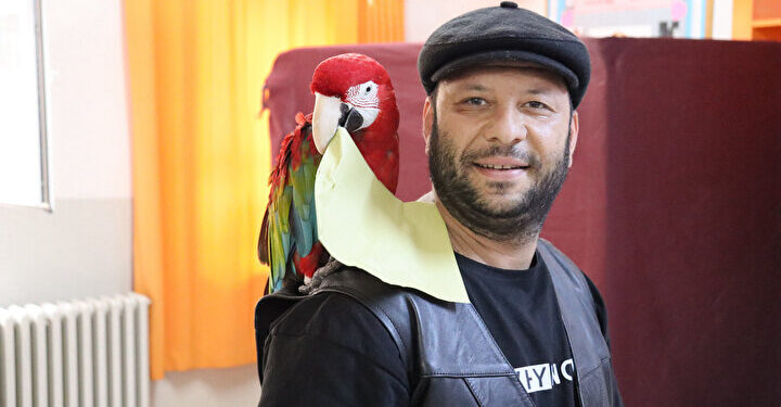 شاهد …مواطن تركي يدلي بصوته في الانتخابات بصحبة فرس وببغاء