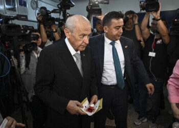 زعيم “الحركة القومية” يدلي بصوته