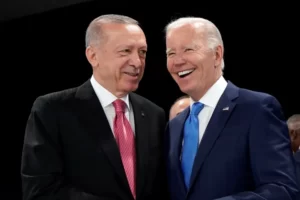 أردوغان (يسار) وبايدن خلال لقاء بمدريد في يونيو/حزيران الماضي (رويترز)