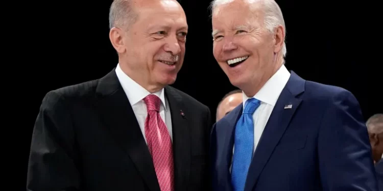 أردوغان (يسار) وبايدن خلال لقاء بمدريد في يونيو/حزيران الماضي (رويترز)