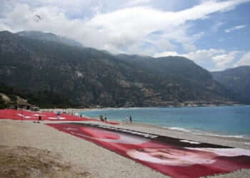 تركيا.. فتح علم مساحته ألف متر مربع احتفالا بعيد الشباب والرياضة