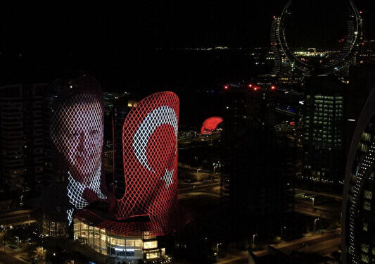 شاهد بالصور: الدوحةتضيء أبراج بالعلم التركي وصورة الرئيس أردوغان