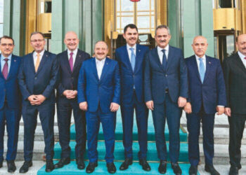 “فخورون بدعمنا لأردوغان”.. صورة تذكارية لوزراء الحكومة التركية الحالية خلال اجتماعهم الأخير