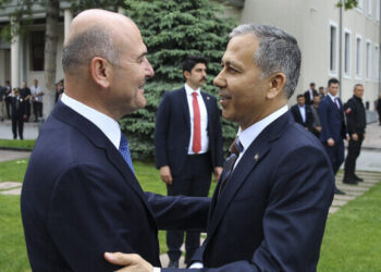 وزير الداخلية الجديد يتسلم مهام المنصب من سلفه