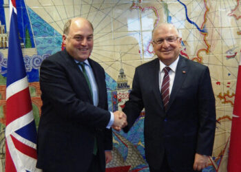 وزير الدفاع التركي يلتقي نظيره البريطاني في بروكسل