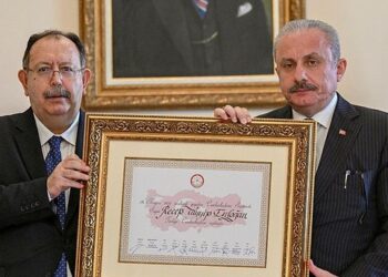 رئيس البرلمان التركي يستلم وثيقة الرئاسة الخاصة بأردوغان