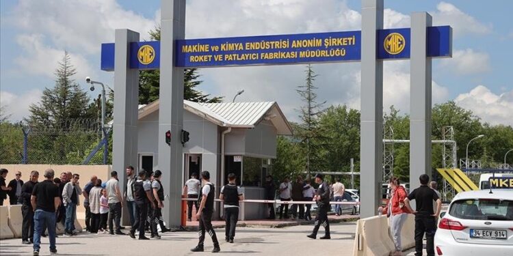 مصرع 5 عمال في انفجار بمصنع للقذائف الصاروخية في انقرة