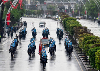 فرقة الخيالة تستقبل أردوغان في المجمع الرئاسي