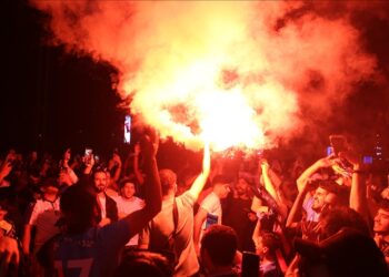 إسطنبول.. مشجعو مانشستر سيتي يحتفلون في ساحة تقسيم