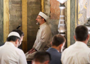 في الذكرى الثالثة.. رئيس الشؤون الدينية يؤم المصلين في “آيا صوفيا”