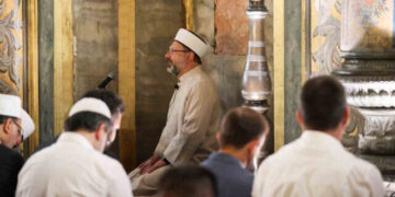 في الذكرى الثالثة.. رئيس الشؤون الدينية يؤم المصلين في “آيا صوفيا”