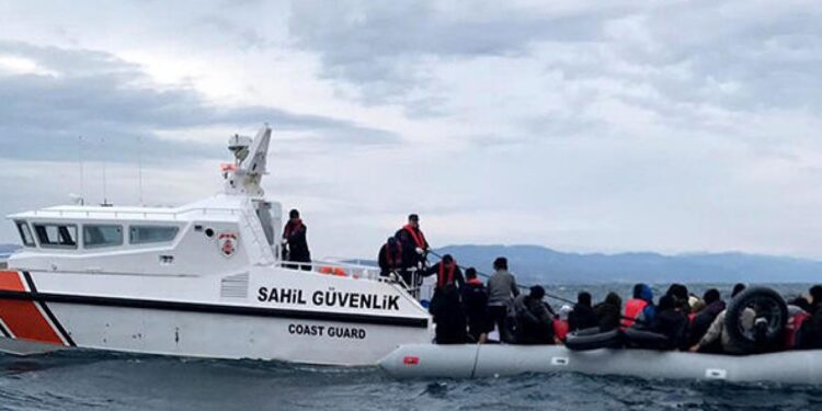 خفر السواحل التركي: إنقاذ 11 مهاجرا