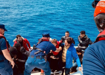 إنقاذ 15 مهاجرا غربي تركيا