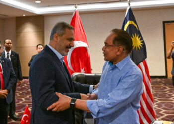 وزير الخارجية التركي يلتقي رئيس وزراء ماليزيا
