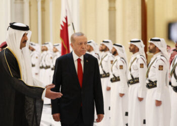 أمير قطر يستقبل الرئيس التركي بمراسم رسمية