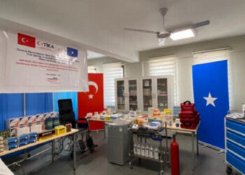 “تيكا” التركية تقدم مساعدات طبية لمرضى المهق في الصومال