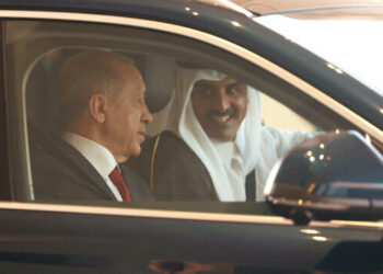 أردوغان يهدي أمير قطر سيارة “توغ” التركية