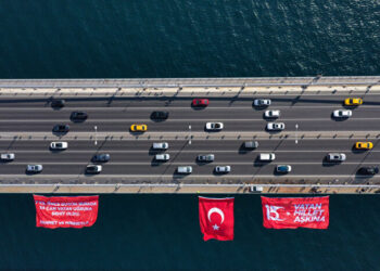 شاهد بالصور: تعليق العلم التركي على جسر شهداء 15 تموز في إسطنبول