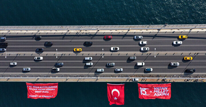 شاهد بالصور: تعليق العلم التركي على جسر شهداء 15 تموز في إسطنبول