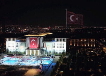 الرئاسة التركية تحتفل بعيد النصر بعرض ضوئي باستخدام 1200 درون
