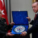 أردوغان يكرّم قادة عسكريين أحيلوا للتقاعد
