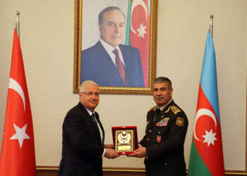 وزيرا دفاع تركيا وأذربيجان يبحثان قضايا الأمن والتعاون الإقليمي