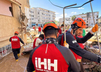 “İHH” التركية ترسل طاقم إنقاذ ومواد إغاثية إلى ليبيا