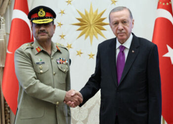 أردوغان يلتقي قائد القوات البرية الباكستاني