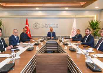 وزير المواصلات التركي والسفير الجزائري يبحثان العلاقات الثنائية